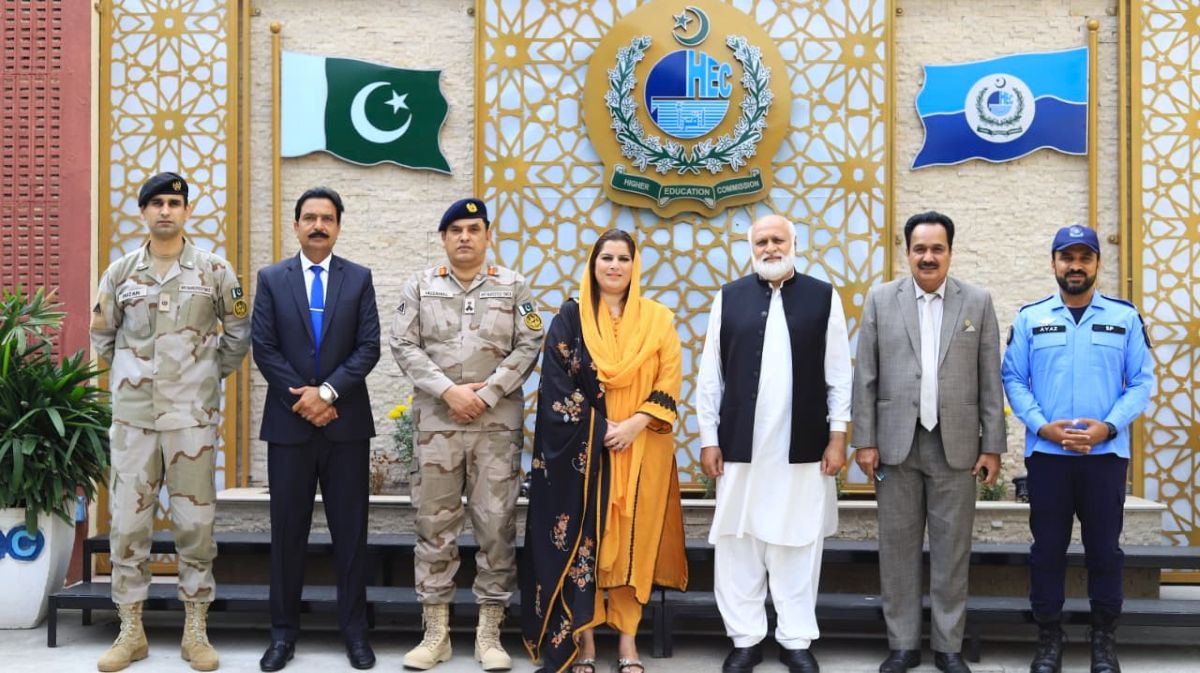Parliamentary Secretary Ms Rabia Naseem Farooqi (lawmaker), Chairman HEC Dr Niaz Ahmad Akhtar, and HEC leadership alongside ANF and ICT Police officers standing outside the HEC Secretariat building.